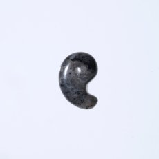 画像2: ディープマリンスノー 勾玉　極小（古代型）天然石 パワーストーン レディース メンズ 三種の神器 八尺瓊勾玉 (2)