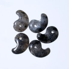 画像3: ディープマリンスノー 勾玉　極小（古代型）天然石 パワーストーン レディース メンズ 三種の神器 八尺瓊勾玉 (3)
