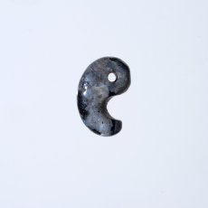 画像2: ディープマリンスノー 勾玉 小（古代型）天然石 パワーストーン レディース メンズ 三種の神器 八尺瓊勾玉 (2)