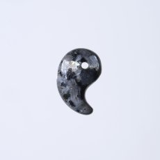 画像2: ディープマリンスノー 勾玉 小 天然石 パワーストーン レディース メンズ 三種の神器 八尺瓊勾玉 (2)