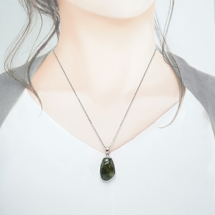 画像3: モルダバイト ペンダントトップ SV925 チェコ産 【一点もの】Moldavite 覆輪 フクリン モルダヴ石 天然石 パワーストーン カラーストーン (3)